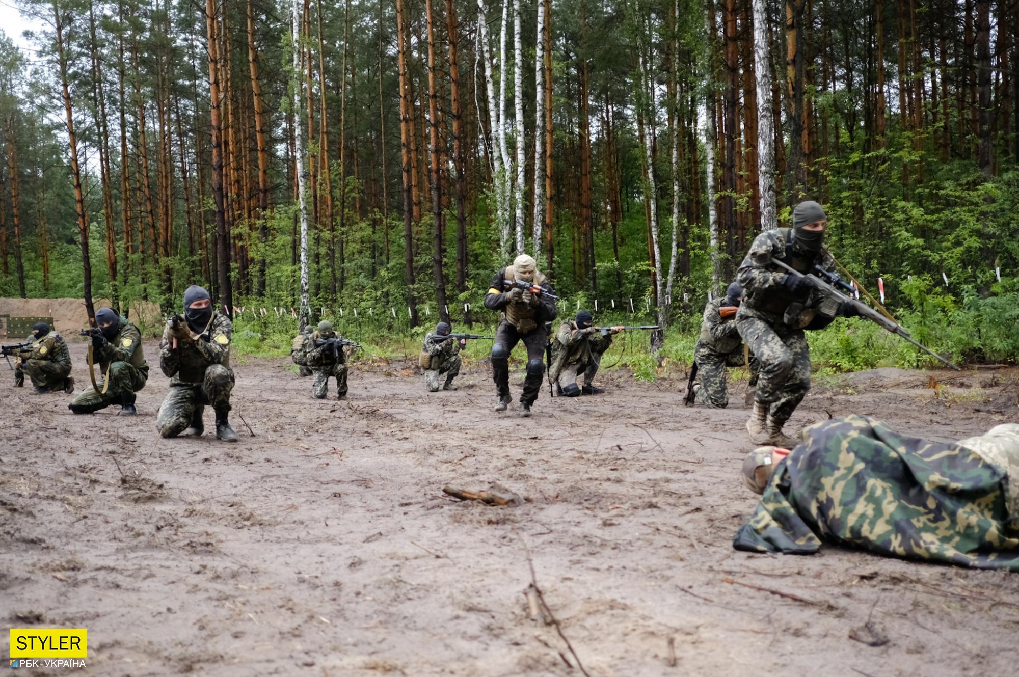 Тут ховалися 15 тисяч окупантів, а зараз тренуються бійці ТрО: сильні фото з навчального табору біля Бучі